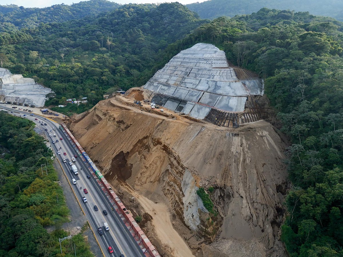 SolMarce74's tweet photo. En #LosChorros han cubierto toda la montaña con cemento, ahora parece una pirámide prehispánica.

Ya van más de $200 millones, y el resultado parece una maqueta mal hecha: sin vegetación, sin armonía, sin sentido ambiental.

Una obra millonaria con apariencia de tarea escolar. https://t.co/AMLvn493PZ