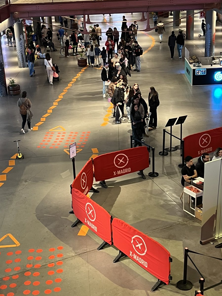 ✅Colas para TRABAJAR✅

2 días había para hacer entrevistas de las tiendas del C.C.
Horas y horas de colas para buscar trabajo.
Gente de TODOS lados.
Eso es lo que queremos, gente que QUIERA TRABAJAR.
Tampoco pedimos más.
Orgulloso de mi país en cosas así🤞🏽