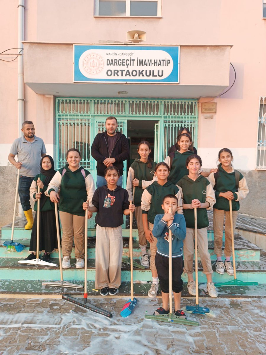 Sosyal yardımlaşma kulübü olarak okulumuz çalışanlara yardım ettik
dargecitiho.meb.k12.tr/icerikler/sosy…
<a href="/Dargecit_MEM/">Mardin Dargeçit ilçe Milli Eğitim Müdürlüğü</a> 
<a href="/menesipek/">Muhammed Enes İpek</a> 
<a href="/Selmangez/">Selman gezici</a>