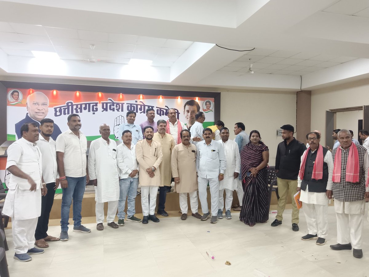 rajeshmukarjeee's tweet image. आज छत्तीसगढ़ किसान कांग्रेस की प्रदेश स्तरीय बैठक हुई जिसमें प्रदेश अध्यक्ष श्री अभिषेक मिश्रा जी ने कई विषम मुद्दों पर चर्चा की और पदाधिकारी को आने वाले समय में किसान कांग्रेस के लिए किसानों के लिए हित में काम करने को कहा जिसमें समस्त प्रदेश के समस्त पदाधिकारी गण की उपस्थिति रही