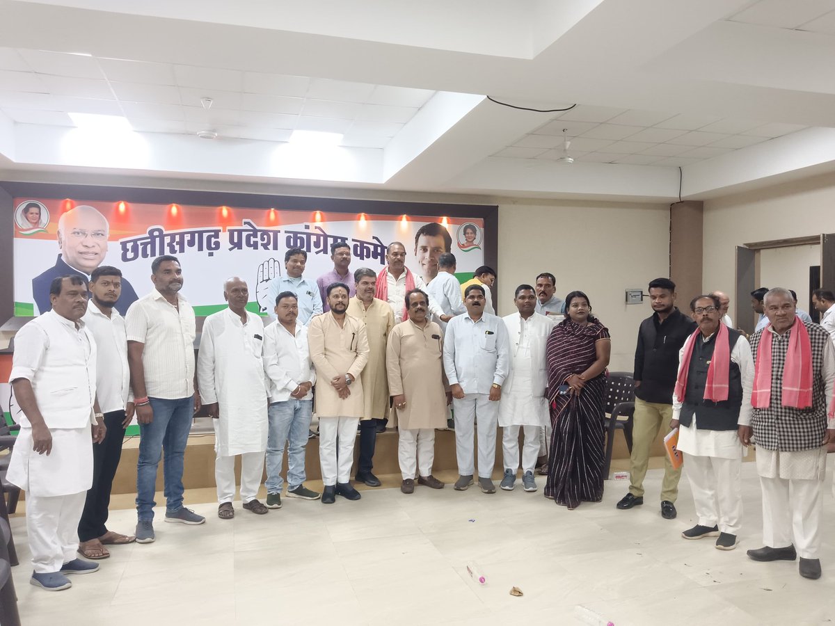 rajeshmukarjeee's tweet image. आज छत्तीसगढ़ किसान कांग्रेस की प्रदेश स्तरीय बैठक हुई जिसमें प्रदेश अध्यक्ष श्री अभिषेक मिश्रा जी ने कई विषम मुद्दों पर चर्चा की और पदाधिकारी को आने वाले समय में किसान कांग्रेस के लिए किसानों के लिए हित में काम करने को कहा जिसमें समस्त प्रदेश के समस्त पदाधिकारी गण की उपस्थिति रही