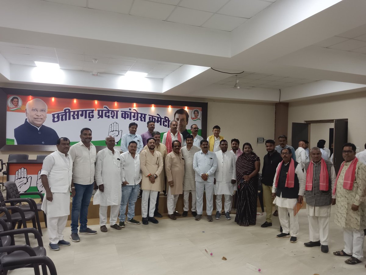 rajeshmukarjeee's tweet image. आज छत्तीसगढ़ किसान कांग्रेस की प्रदेश स्तरीय बैठक हुई जिसमें प्रदेश अध्यक्ष श्री अभिषेक मिश्रा जी ने कई विषम मुद्दों पर चर्चा की और पदाधिकारी को आने वाले समय में किसान कांग्रेस के लिए किसानों के लिए हित में काम करने को कहा जिसमें समस्त प्रदेश के समस्त पदाधिकारी गण की उपस्थिति रही