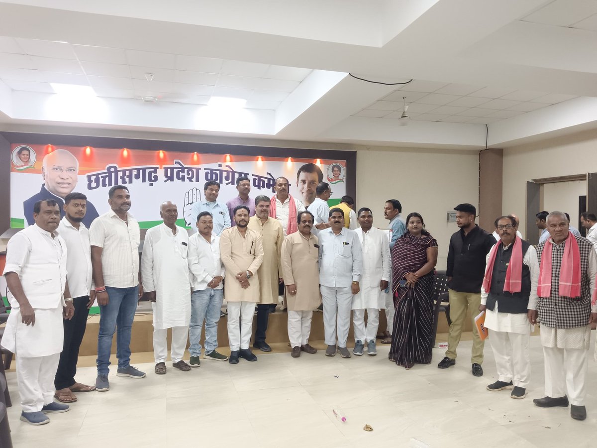 rajeshmukarjeee's tweet image. आज छत्तीसगढ़ किसान कांग्रेस की प्रदेश स्तरीय बैठक हुई जिसमें प्रदेश अध्यक्ष श्री अभिषेक मिश्रा जी ने कई विषम मुद्दों पर चर्चा की और पदाधिकारी को आने वाले समय में किसान कांग्रेस के लिए किसानों के लिए हित में काम करने को कहा जिसमें समस्त प्रदेश के समस्त पदाधिकारी गण की उपस्थिति रही