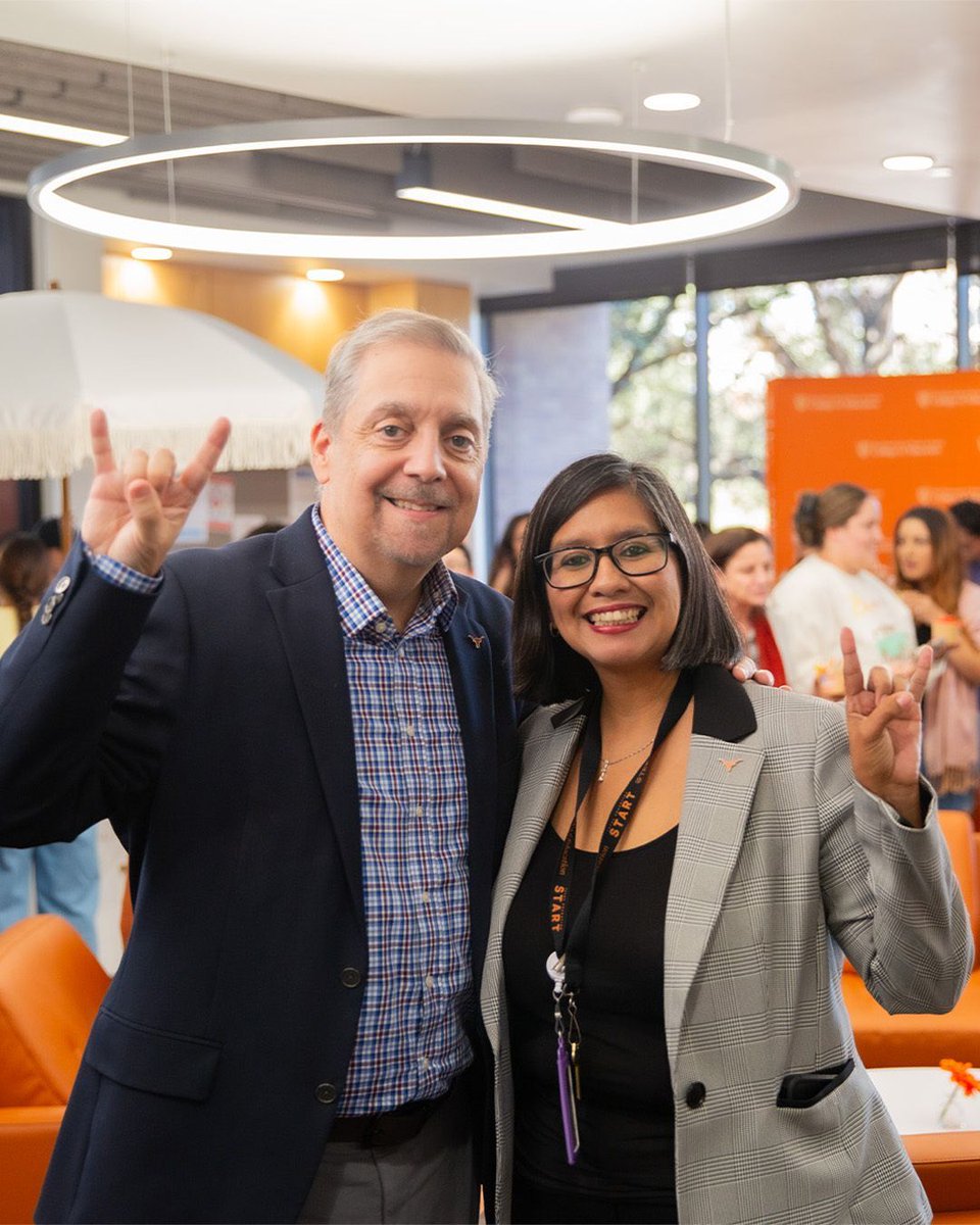 utexascoe's tweet image. Put your #HornsUp for our COE first-gen Longhorns 🤘 

#FirstGenWeek #HookEm
