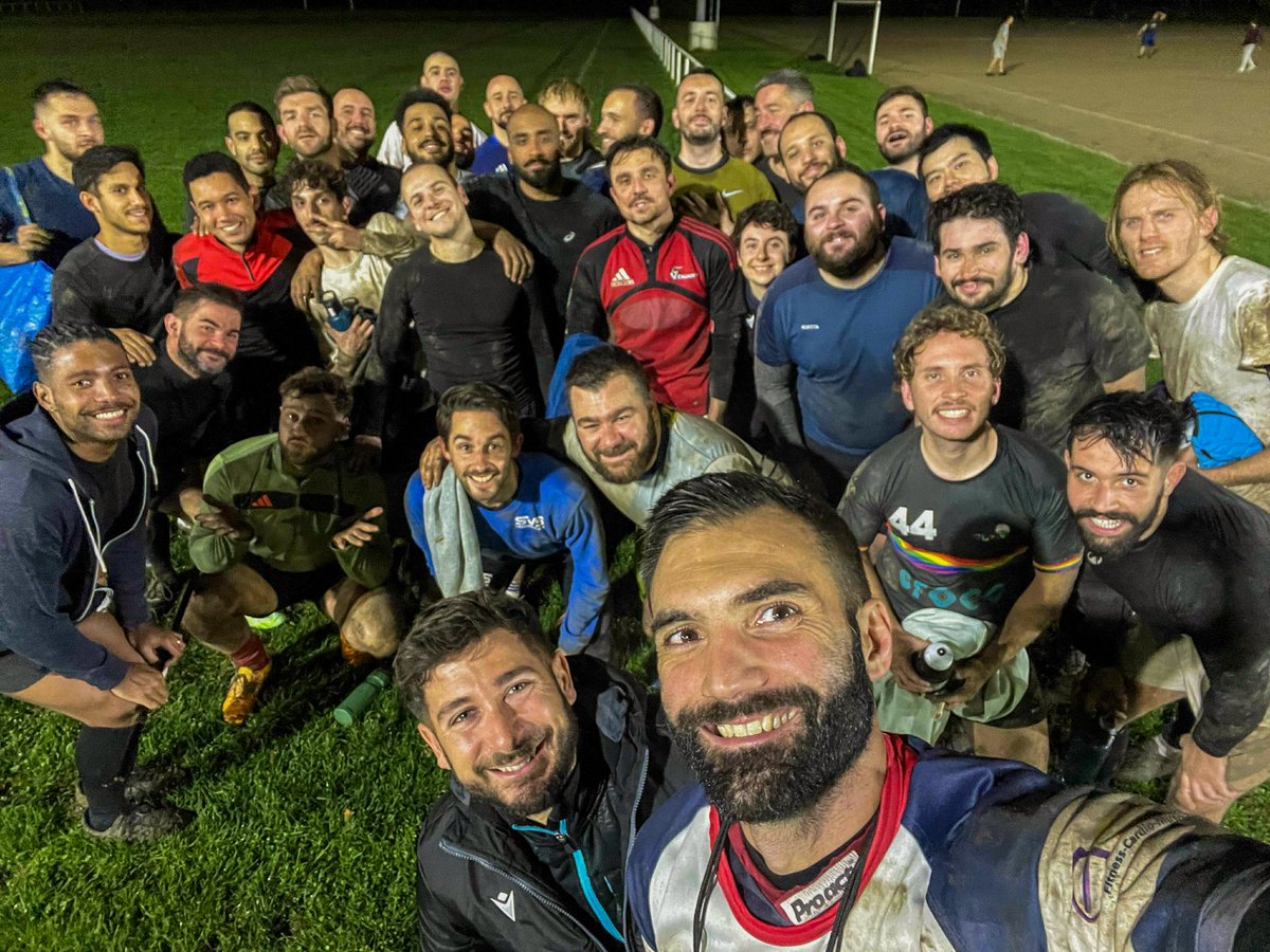 En attendant de faire la fête et d’aller vendre des chaussettes, les entraînements continuent pour nos Coqs Festifs, présents sur le terrain pour le jeudi rugby. Merci à <a href="/Ludoihl/">Ludovale 🏳️‍🌈🇫🇷</a> notre coach, et à tous les joueurs ! Rendez-vous demain pour le samedi rugby ! 🐓🏉❤️