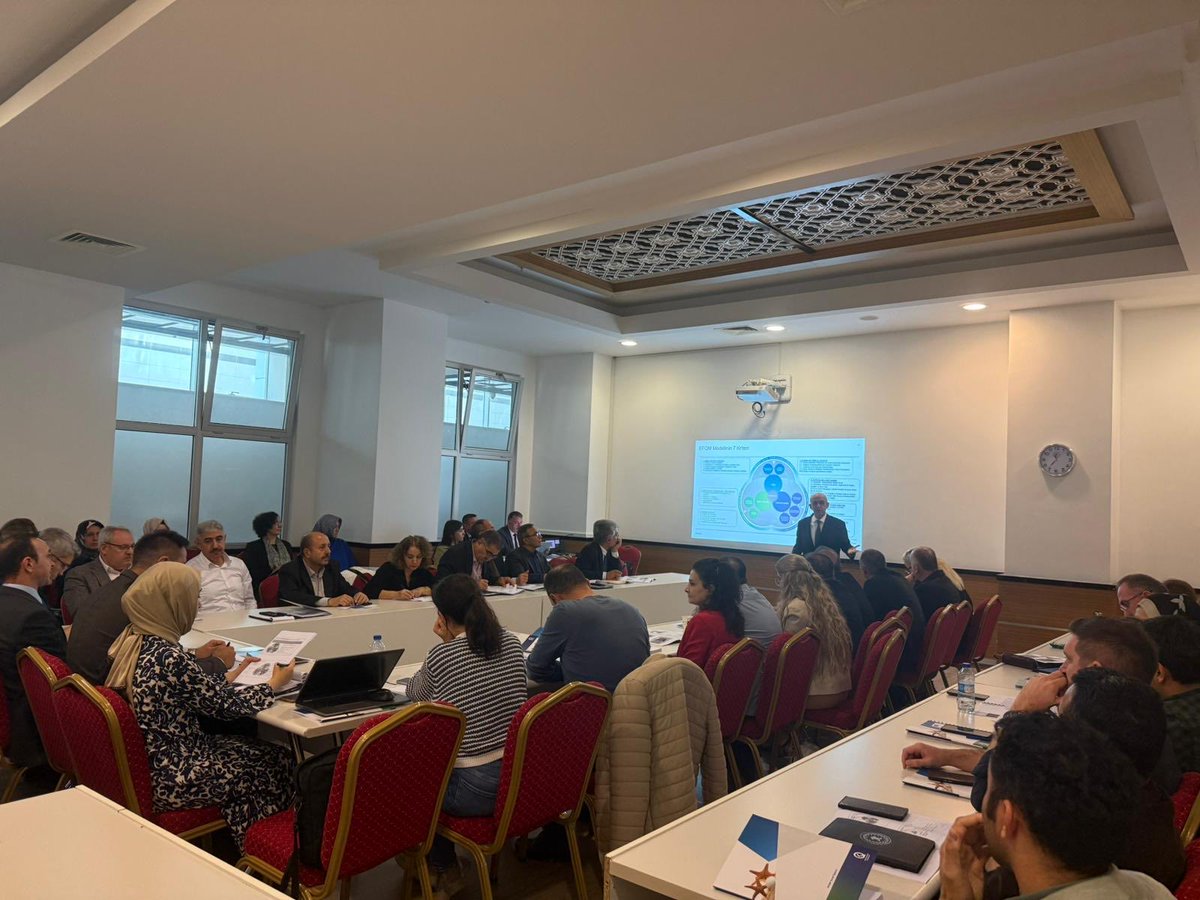 Başkanlığımızda 4–6 Kasım tarihlerinde gerçekleştirilen EFQM Eğitimi ile “Eğitimde Sürdürülebilir Kalite İçin EFQM Temelli Kapasite Geliştirme ve Uygulamalı Danışmanlık Süreci” projesinin uygulama aşaması resmen başlamıştır. <a href="/tcmeb/">Millî Eğitim Bakanlığı</a> Detaylar 👉🏻 meb.ai/UzexK7F