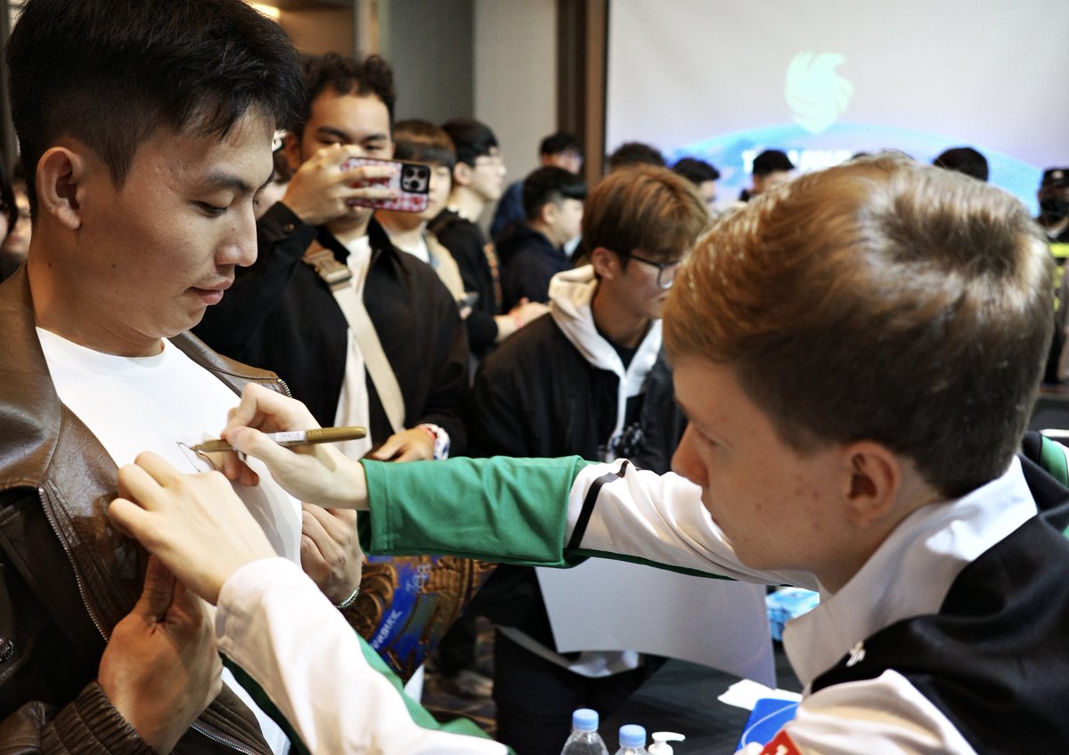 Green Falcons at Chengdu 🇨🇳

جماهير فـالـكـونز حول العالم 🌍 

— كل التوفيق لأبطالنا في بطولة #IEM في الصين للعبة كاونتر سترايك💚🦅 

#FalconsAreHere