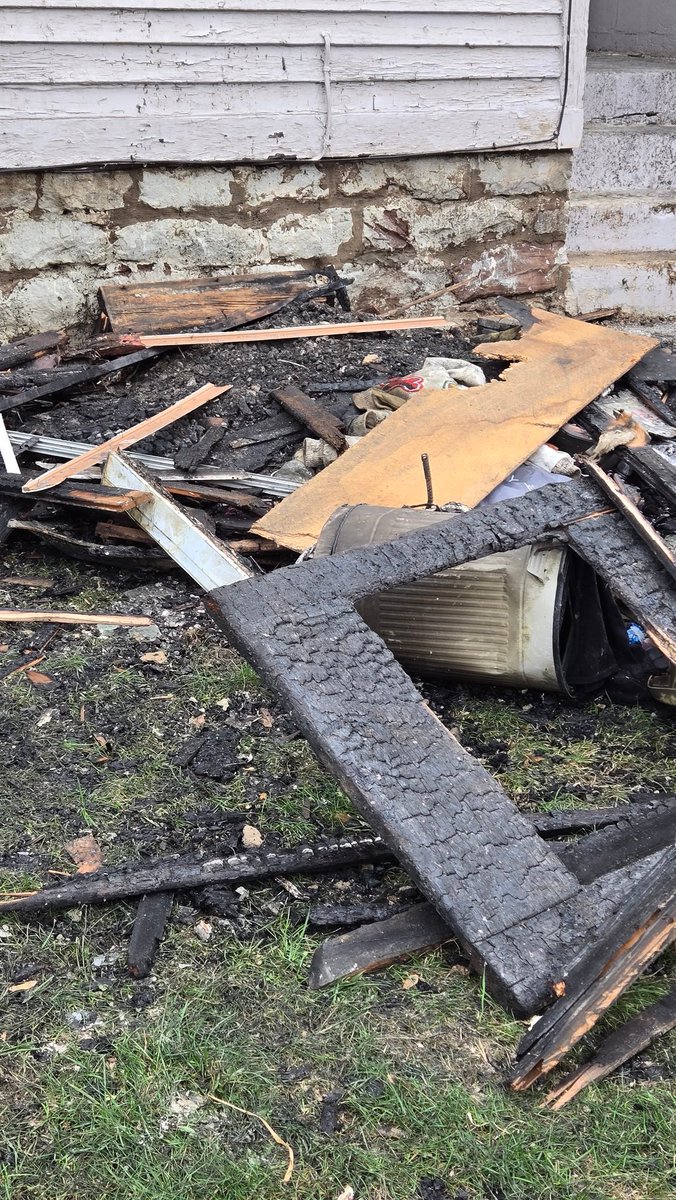 RandomWorkx's tweet image. Gm...I guess 

This is why you respect fire...

Give me a moment to gather what&apos;s left..