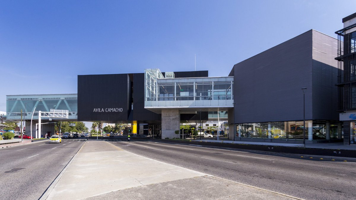 Qué bonito es el proyecto de la LÍNEA 3 del tren ligero en Guadalajara... Monstruos de hasta 100 metros de longitud, forjados en acero y cristal flotando por sobre la ciudad, extendiendo amablemente sus brazos hacia tierra para dar la bienvenida.

Puta belleza urbana.