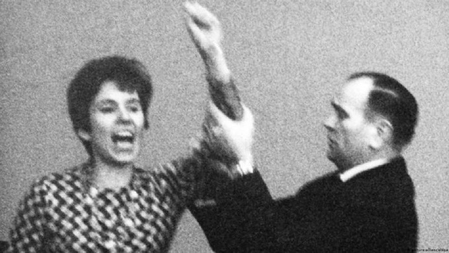 Eine Ohrfeige machte sie berühmt:
während des CDU Parteitages, am 7. November 1968, bestieg Beate Klarsfeld das Podium, ohrfeigte Bundeskanzler Kiesinger und rief dabei „Nazi, Nazi, Nazi!“ 
Heinrich Böll schickte ihr nach der Aktion 50 rote Rosen.