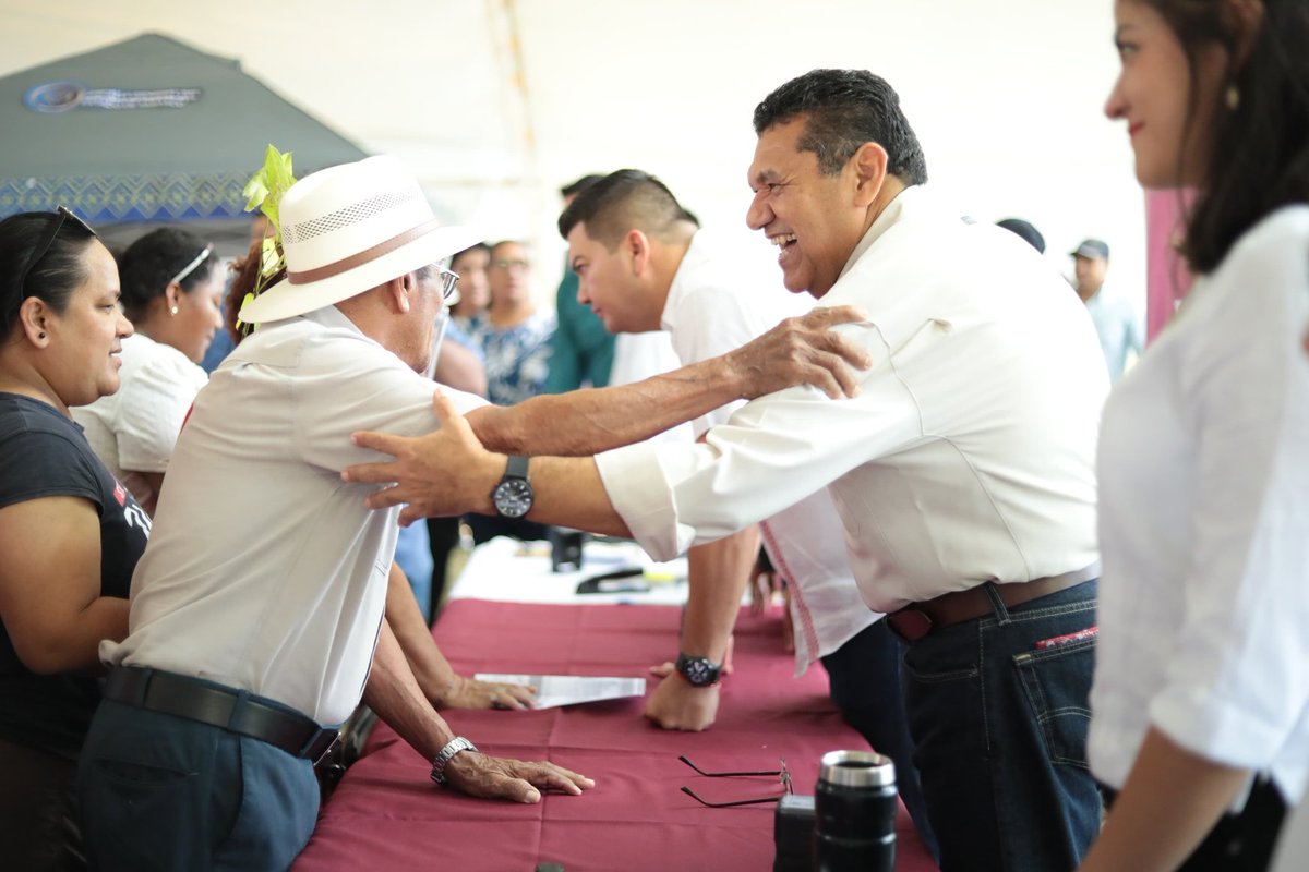 ReporteTab's tweet image. Ya está la audiencia pública del gobernador @TabascoJavier en #Comalcalco. En el poblado Cocohital inició su gira de este día y tiene varios eventos programados en la tierra del cacao.

#Tabasco #RT