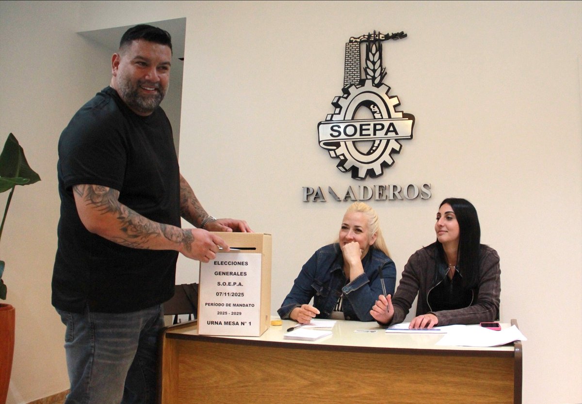 👏𝐆𝐀𝐒𝐓𝐎𝐍 𝐅𝐑𝐔𝐓𝐎𝐒 𝐅𝐔𝐄 𝐑𝐄𝐄𝐋𝐄𝐂𝐓𝐎 𝐀𝐋 𝐅𝐑𝐄𝐍𝐓𝐄 𝐃𝐄 𝐋𝐀 𝐅𝐈𝐋𝐈𝐀𝐋 𝐀𝐕𝐄𝐋𝐋𝐀𝐍𝐄𝐃𝐀

Con fuerte respaldo de las/os trabajadores panaderos/as, el Cro. Gastón Frutos fue reelecto como sec.gral. del Sindicato de Obreros Panaderos de Avellaneda (SOEPA)