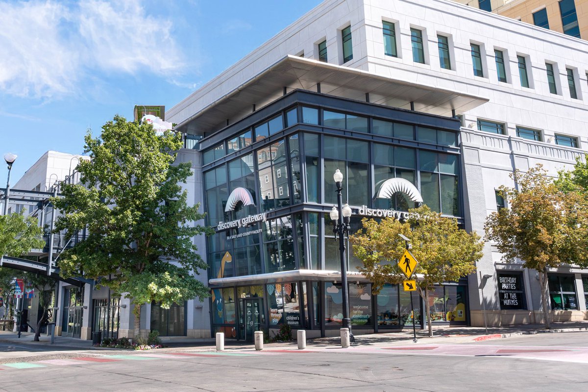 ✨🚗 Headed to the museum during a Jazz game, Mammoth match, or concert at the Delta Center?

😁 Good news, museum guests don’t pay $20 event parking rates!

Tell the attendant you’re visiting the Children’s Museum &amp; park at the regular rate.

More info: shorturl.at/z6tNw