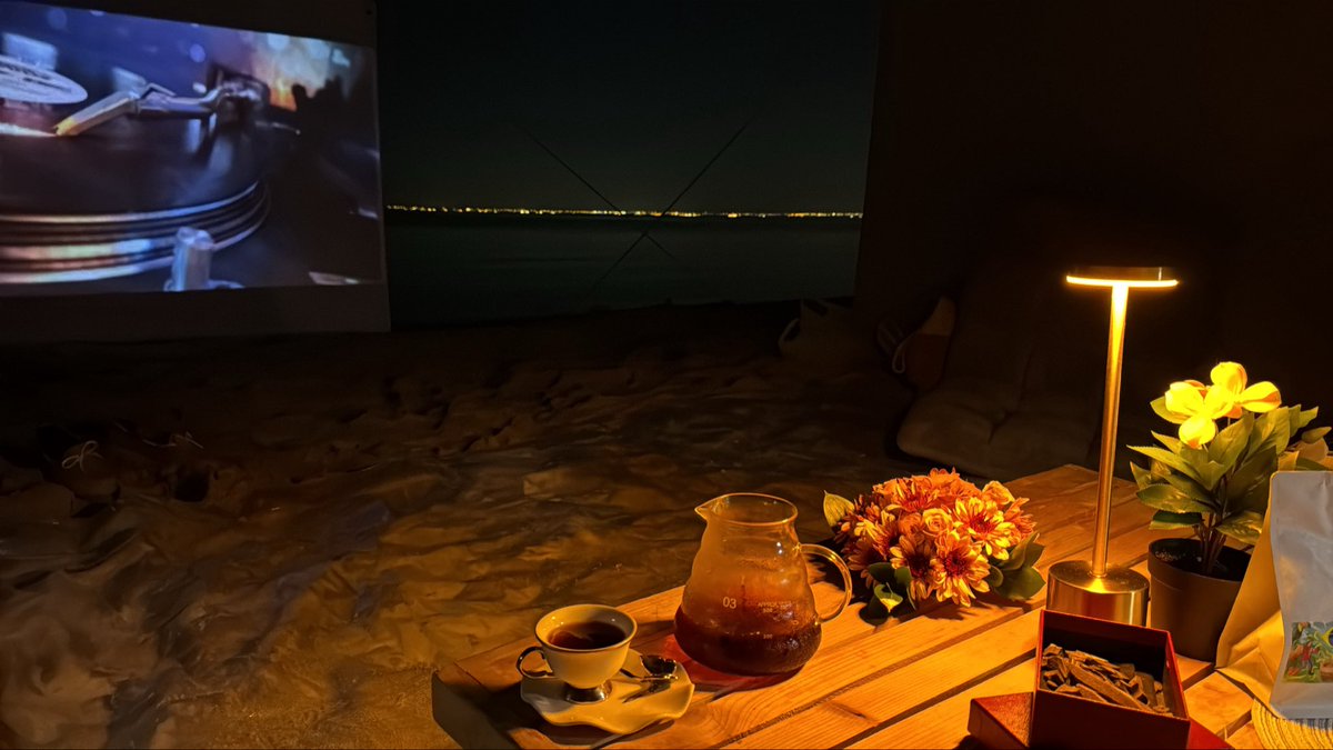 قدام البحر ويشاركني صوت محمد عبده 
         يقول فيها / 
ياغايتي ومُناي بين المخاليق
قلبي لغيرك بالهوى ماتنقّى .