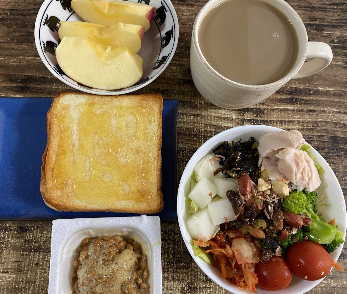 今朝の朝食！오늘의 조식
週末ですね！今日もしっかり食べて無理せずほどほどに頑張りましょうね！😌🐰🥦🥕