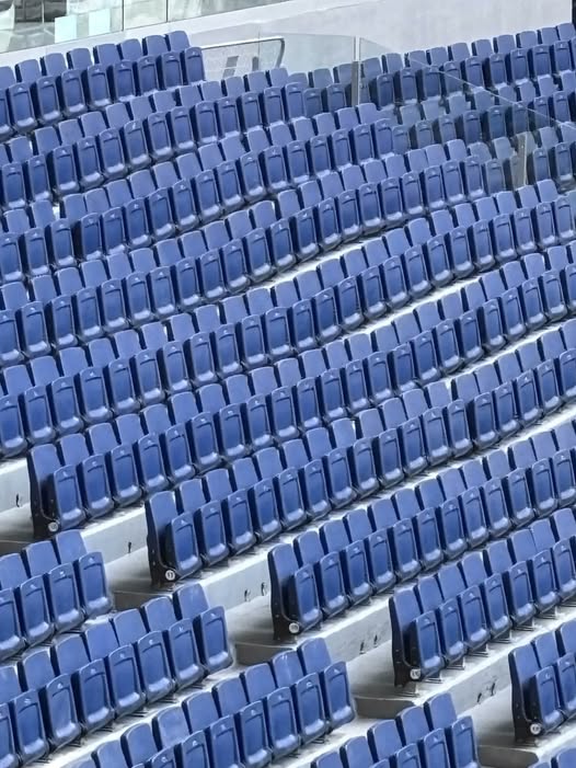 Zona_Blaugrana's tweet image. Asientos Camp Nou 😍
                VS
Asientos Santiago Bernabéu 🤣