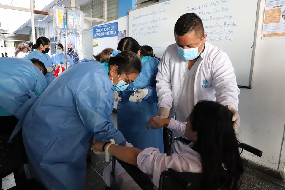 saludconlupa's tweet image. No es la primera, sino la cuarta vez en menos de un año que trabajadores de la empresa #FrutícoladelSur, del Grupo #Athos en Ica, sufren una intoxicación masiva.

Hoy,  al menos 62 personas se intoxicaron mientras cosechaban arándanos en el Fundo Athos, del distrito de Santiago🧵