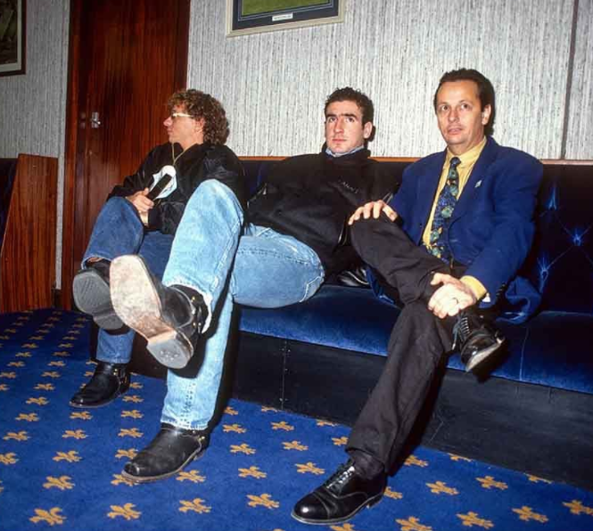 27 janvier 1992. Indésirable en France, Eric Cantona est en attente de sa signature à Sheffield Wednesday, mais le club veut qu'il fasse un essai. Il s'en va et signe à Leeds. Le reste appartient à la légende...