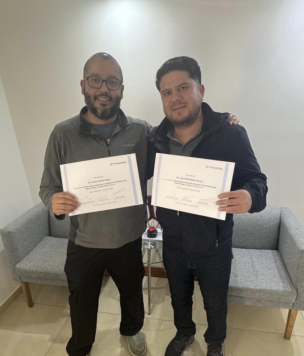 urologiaoeste's tweet photo. Rotación internacional de #BipolEP en @urologiaoeste  Nos visitaron Juan Alfaro Rivera 🇳🇮 y Jesús Toledo 🇲🇽 
17 cirugías, 6 centros y mucho intercambio de experiencias!
Ahora a difundir #BipolEP en Latinoamérica!

@gramirezwosnuk @fedefossati85 @MOrellana18 @rivera_jua13346 https://t.co/eUg6LbJ9nF