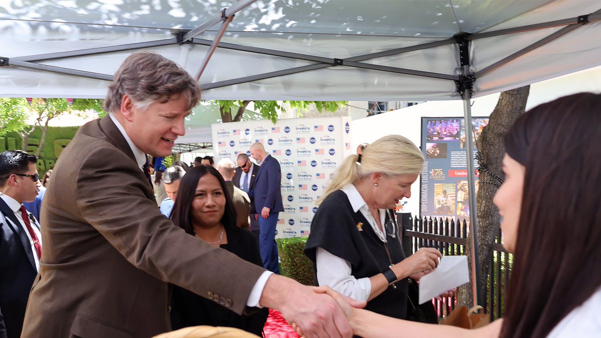 EmbEUAenBolivia's tweet photo. Fomento al emprendedurismo e innovación.
Visita de la delegación presidencial a la feria de emprendedores ex becarios de programas de la embajada. El emprendimiento boliviano en el sector privado es clave para una economía bilateral más próspera. #USABolivia https://t.co/11mtZtALr5