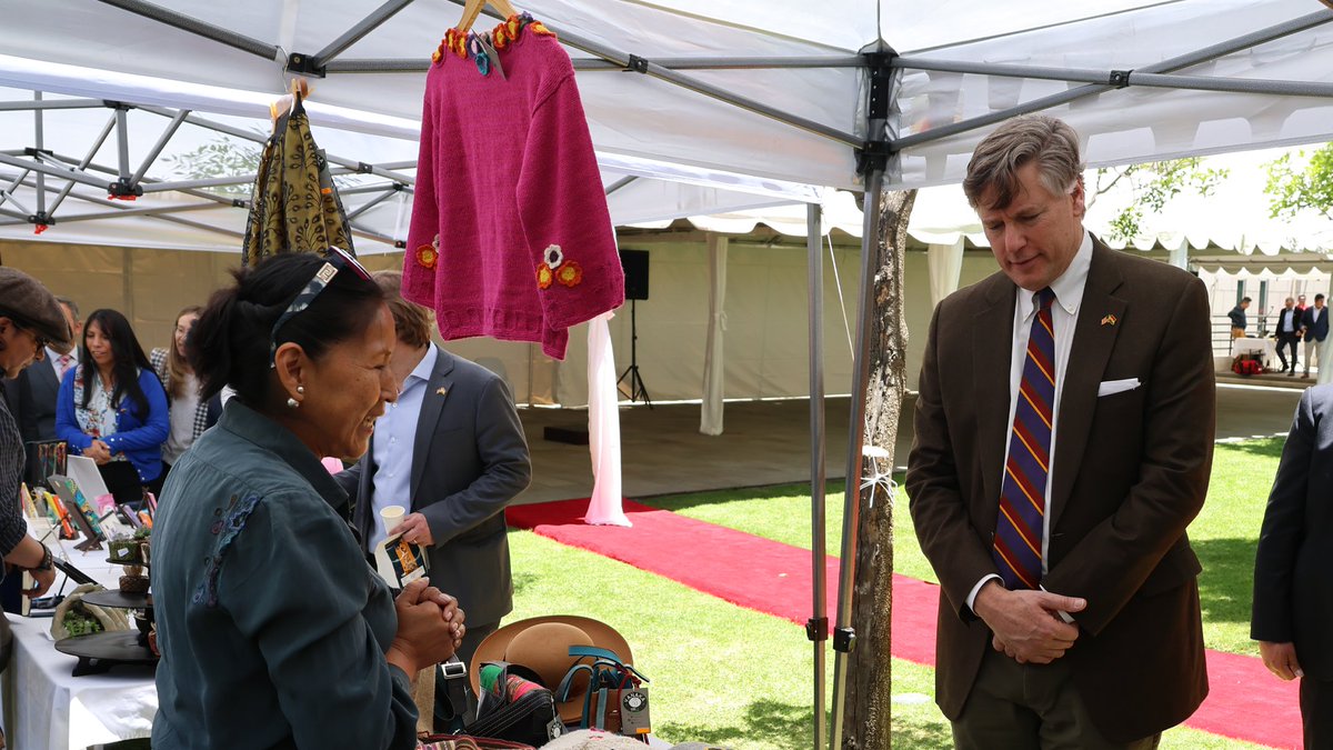 EmbEUAenBolivia's tweet photo. Fomento al emprendedurismo e innovación.
Visita de la delegación presidencial a la feria de emprendedores ex becarios de programas de la embajada. El emprendimiento boliviano en el sector privado es clave para una economía bilateral más próspera. #USABolivia https://t.co/11mtZtALr5