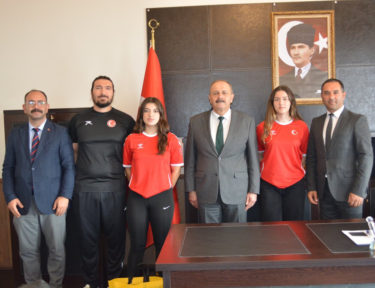 Hentbol milli takımına seçilen sporcularımız Zehra İbrikçi ve Melis Pektaş, Kaymakamımız Hasan Göç'ü makamında ziyaret etti.