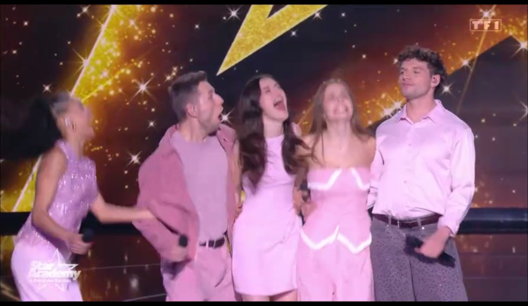 L'équipe rose (Léane, Anouk, Jeanne, et les deux Théo) est sauvée par le public. #StarAcademy #StarAcademyLeLive