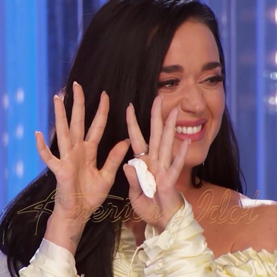 Springkatycat's tweet image. Why am I getting emotional now 🥹
Even though I was watching it from distance I felt very close to her, she performed so beautifully and simply. The way this song wasn&apos;t on the setlist but she performed it for the fans and the excitement she had. Oh Katy you will always be loved.