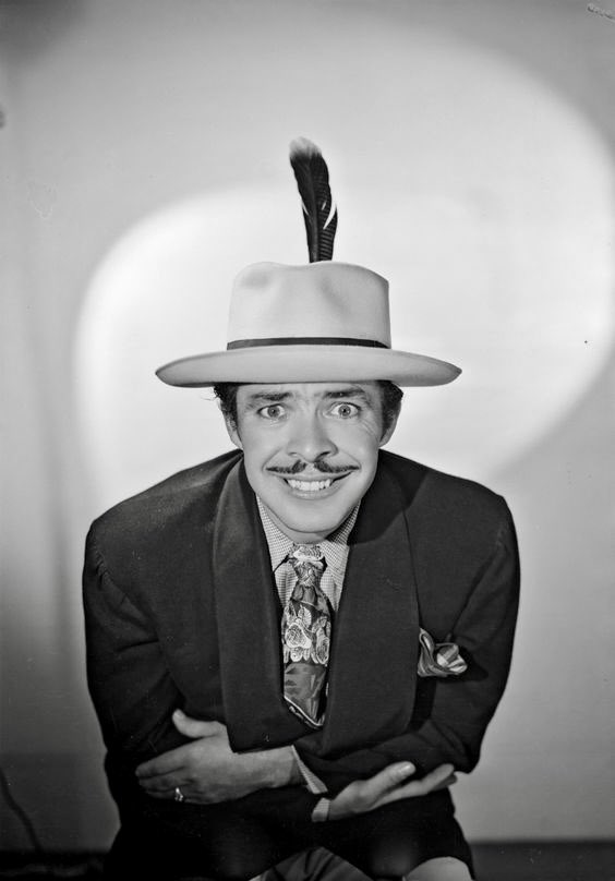 SircomediaStars's tweet photo. TIN TAN, maestro del ritmo y la risa. Un comediante que reinventó la forma de hablar, cantar y actuar en el cine mexicano. Germán Valdés fue más que un actor: fue un fenómeno cultural y un símbolo de libertad . 💃 https://t.co/EJMl7vR3MP