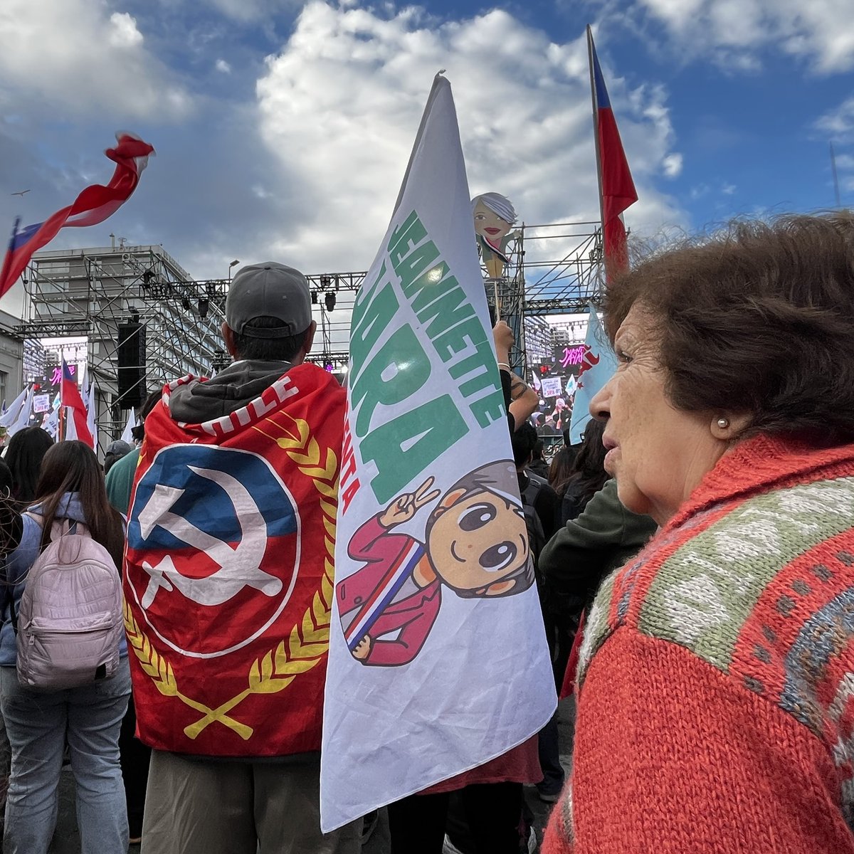 nicomedinapa's tweet image. 🚨Con banderas del PC, de la CUT, de Palestina y LGBT+ se realiza el primero de los tres cierres de campaña de la candidata del oficialismo @jeannette_jara en #Concepción Se presenta el artista nacional Juanito Ayala @adnradiochile