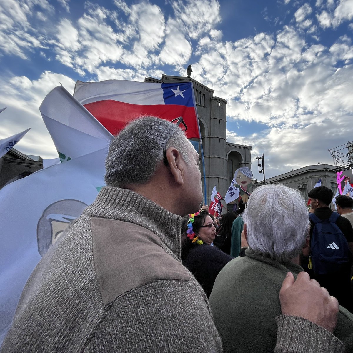 nicomedinapa's tweet image. 🚨Con banderas del PC, de la CUT, de Palestina y LGBT+ se realiza el primero de los tres cierres de campaña de la candidata del oficialismo @jeannette_jara en #Concepción Se presenta el artista nacional Juanito Ayala @adnradiochile