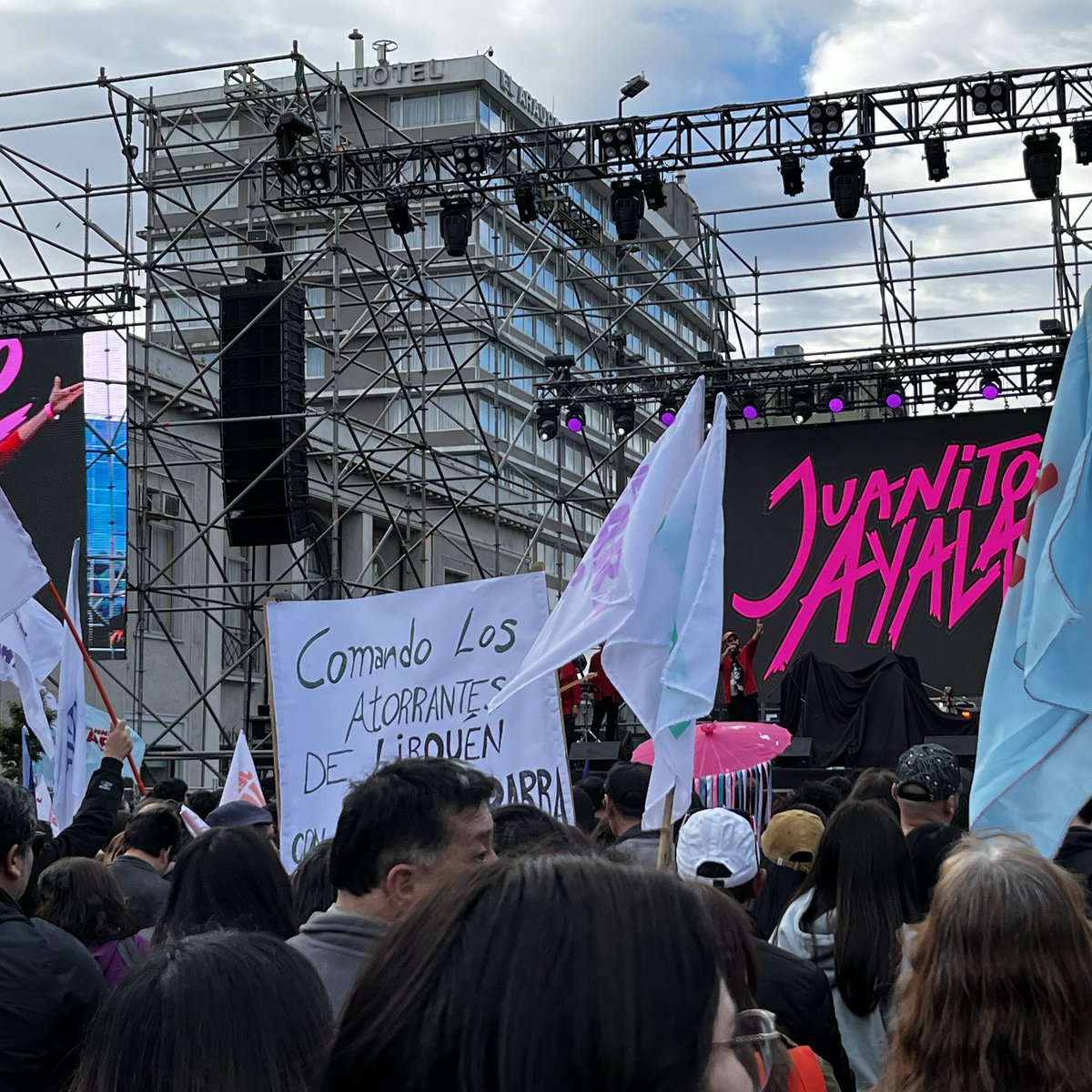 nicomedinapa's tweet image. 🚨Con banderas del PC, de la CUT, de Palestina y LGBT+ se realiza el primero de los tres cierres de campaña de la candidata del oficialismo @jeannette_jara en #Concepción Se presenta el artista nacional Juanito Ayala @adnradiochile