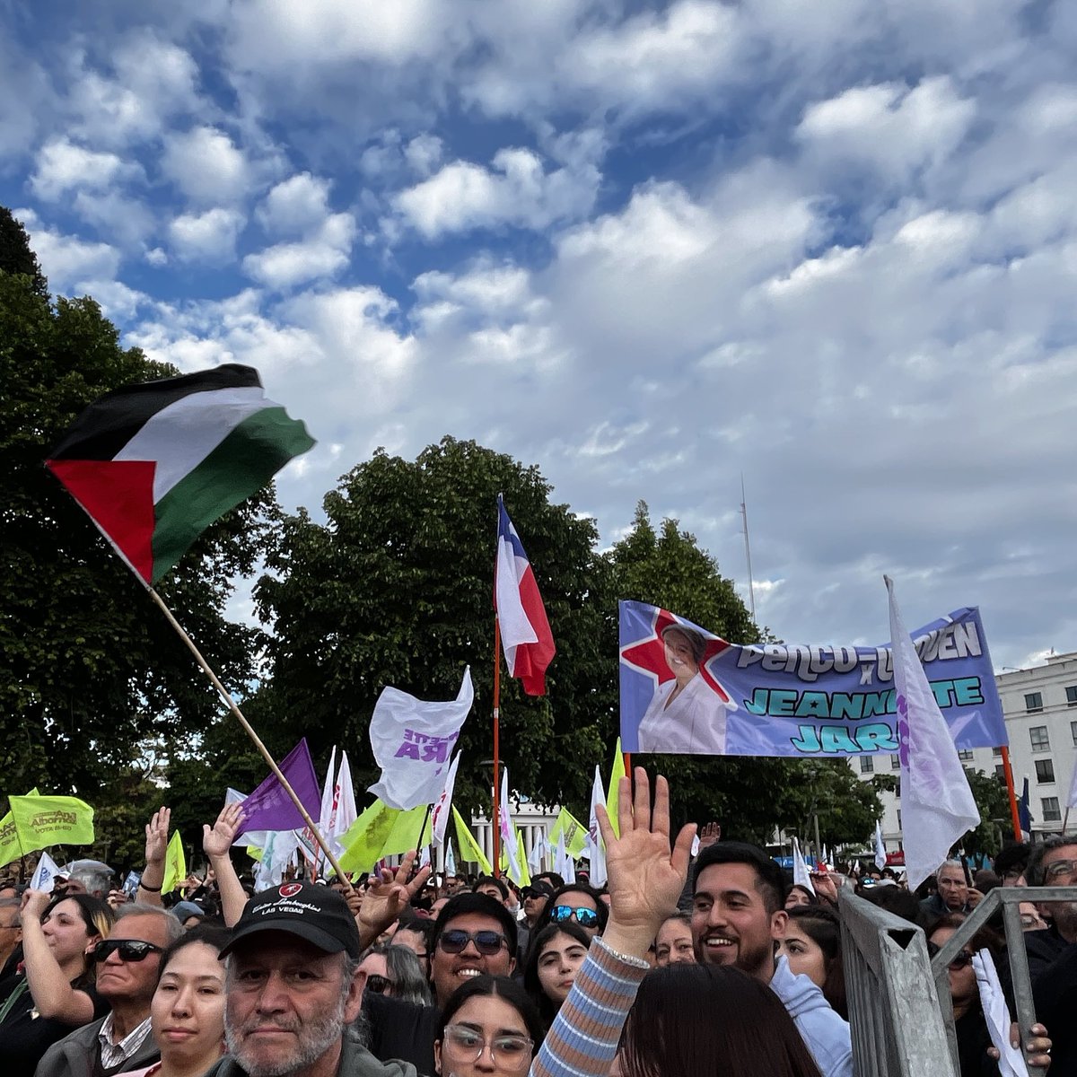 nicomedinapa's tweet image. 🚨Con banderas del PC, de la CUT, de Palestina y LGBT+ se realiza el primero de los tres cierres de campaña de la candidata del oficialismo @jeannette_jara en #Concepción Se presenta el artista nacional Juanito Ayala @adnradiochile