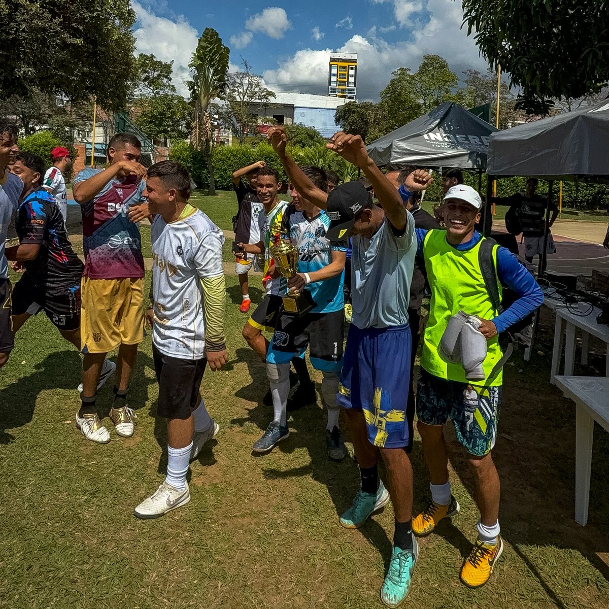 soyluisavilabga's tweet image. Momento de euforia, aplausos, risas y esfuerzo👏🏻Hoy estuve acompañando a los estudiantes uteistas en el Torneo de “Micro fútbol Relámpago”, en donde se destacó la fraternidad y la integración, porque el deporte, NOS UNE💚

@Unidades_UTS