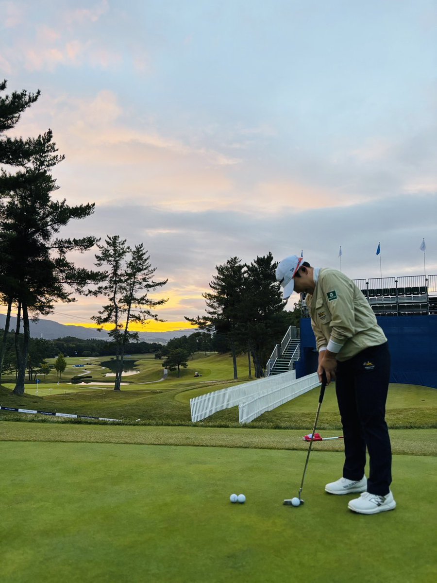 TOTOジャパンクラシック⛳️
#じんくんキャディ 申ジエプロのバッグを担いで奮闘中💪
−11でトップタイからの3R。
勝負の週末、全力応援です🔥

📸じんくんキャディ撮影

☝️lpga.or.jp/tournament/jlp…

#TOTOジャパンクラシック #申ジエ #じんくんキャディ