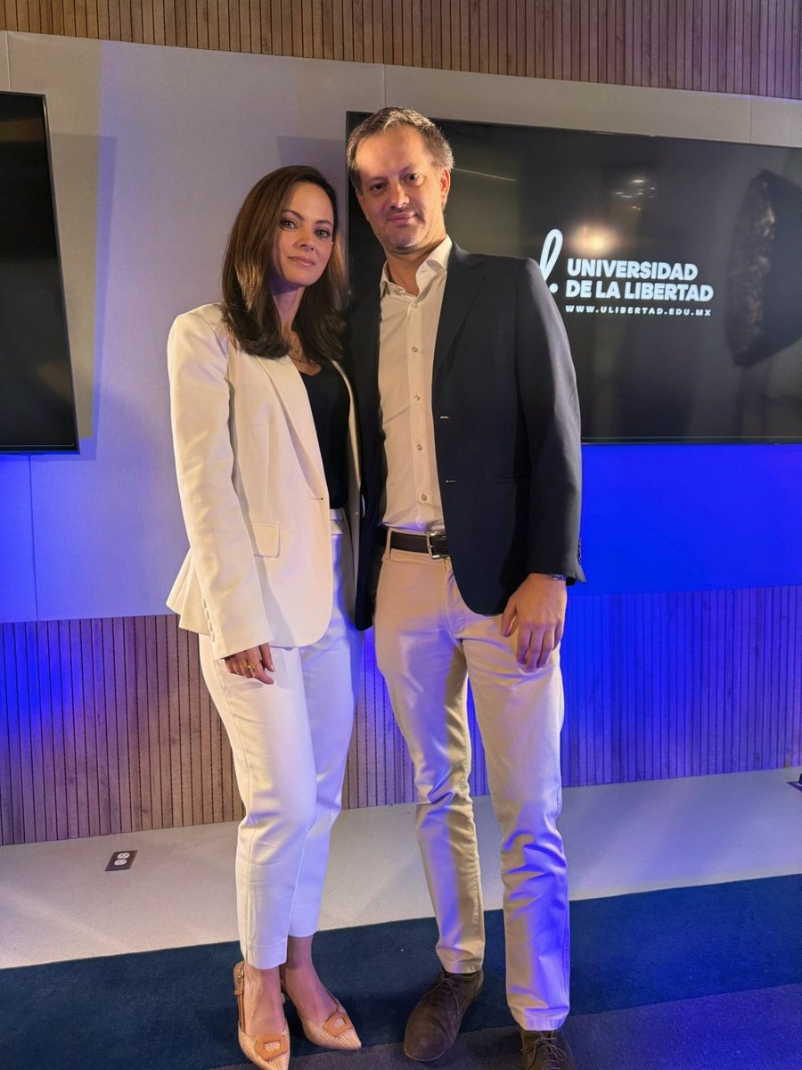 Compañero de batalla y amigo para siempre.
Hoy quiero expresar la profunda admiración que siento por este referente: un hombre cuya brillantez intelectual solo se compara con la bondad de su corazón.

Siento que Dios lo guía cada día con mayor claridad en el propósito que le fue