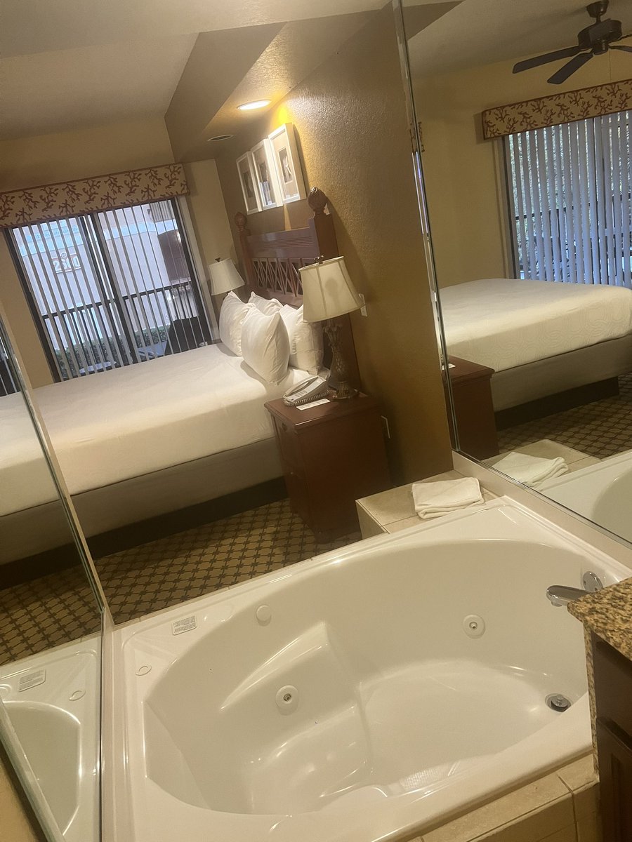 Not me and <a href="/bettercall_em/">me</a> getting a honeymoon suite…. Our 1 year friendship anniversary 🥰🥰