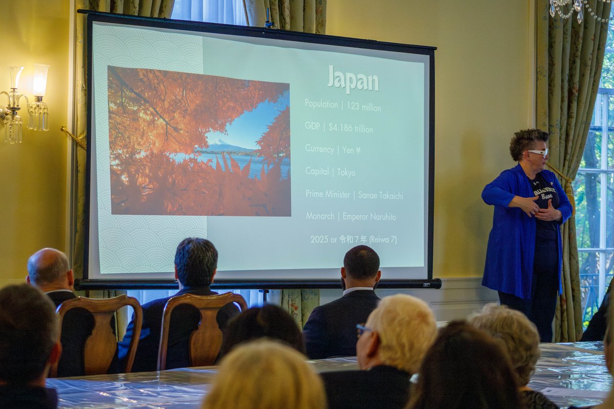 JapanEmbDC's tweet image. Chargé d’affaires Shimada welcomed @GallaudetU Provost Dr. Rashid, @USADSF Chef de Mission Mr. Mansfield &amp;amp; #TeamUSA to a cultural workshop and send-off. Wishing our American friends the best at the #tokyo2025deaflympics. Cheers to successful Games! 🇯🇵🇺🇸