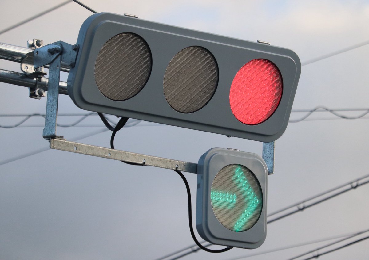 Yusuke30831708's tweet image. NS低コストフラット型矢印灯生産開始されたようです