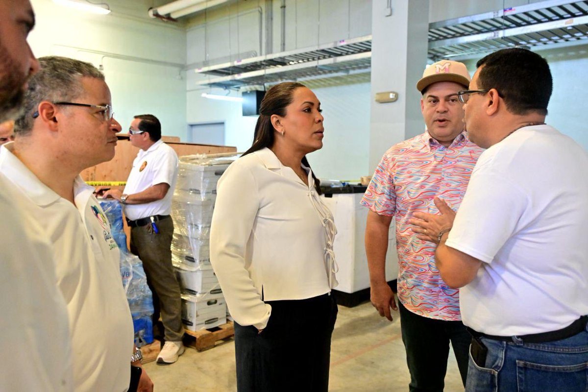 Junto al alcalde de Mayagüez, Jorge Ramos, y el secretario de <a href="/desaludpr/">Departamento de Salud de Puerto Rico</a>, el doctor Víctor Ramos, la secretaria <a href="/RosachelyRivera/">Rosachely Rivera Santana</a> supervisó la recolección de productos de la iniciativa Puerto Rico abraza a Jamaica impulsada por el <a href="/gobiernodepr/">Gobierno de Puerto Rico</a> y la gobernadora <a href="/Jenniffer/">Jenniffer González</a>.