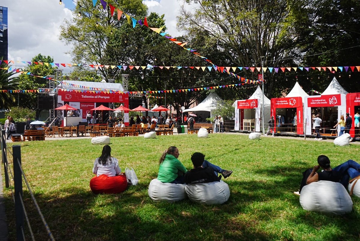 ✨ ¡Inició Talento Al Parque!

Tres días para vivir la creatividad, el diseño y el talento de más de 100 emprendedores de Bogotá y Cundinamarca.

📍Parque 93 | 7–9 nov