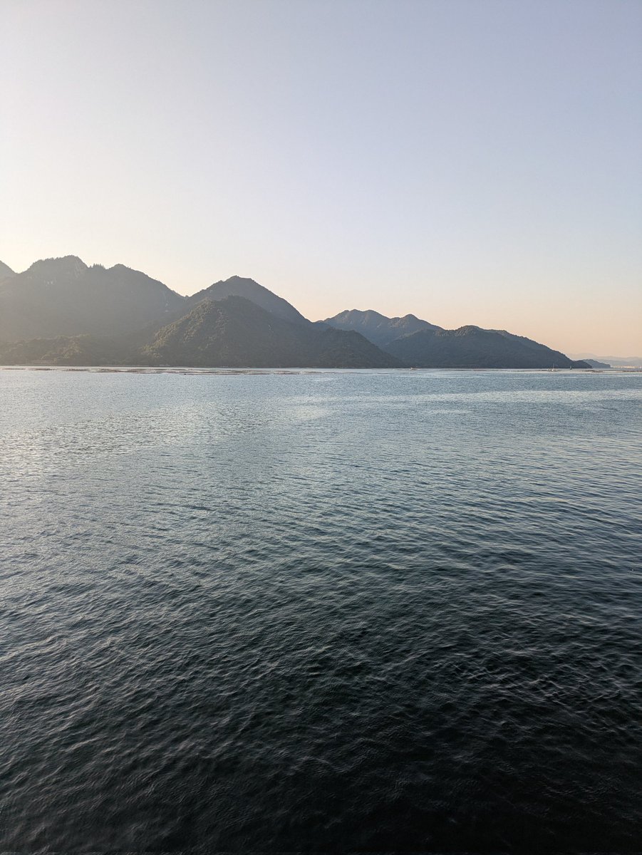 海の風景 フェリー船が通り過ぎるとき、海の青さと白い泡が交差しています