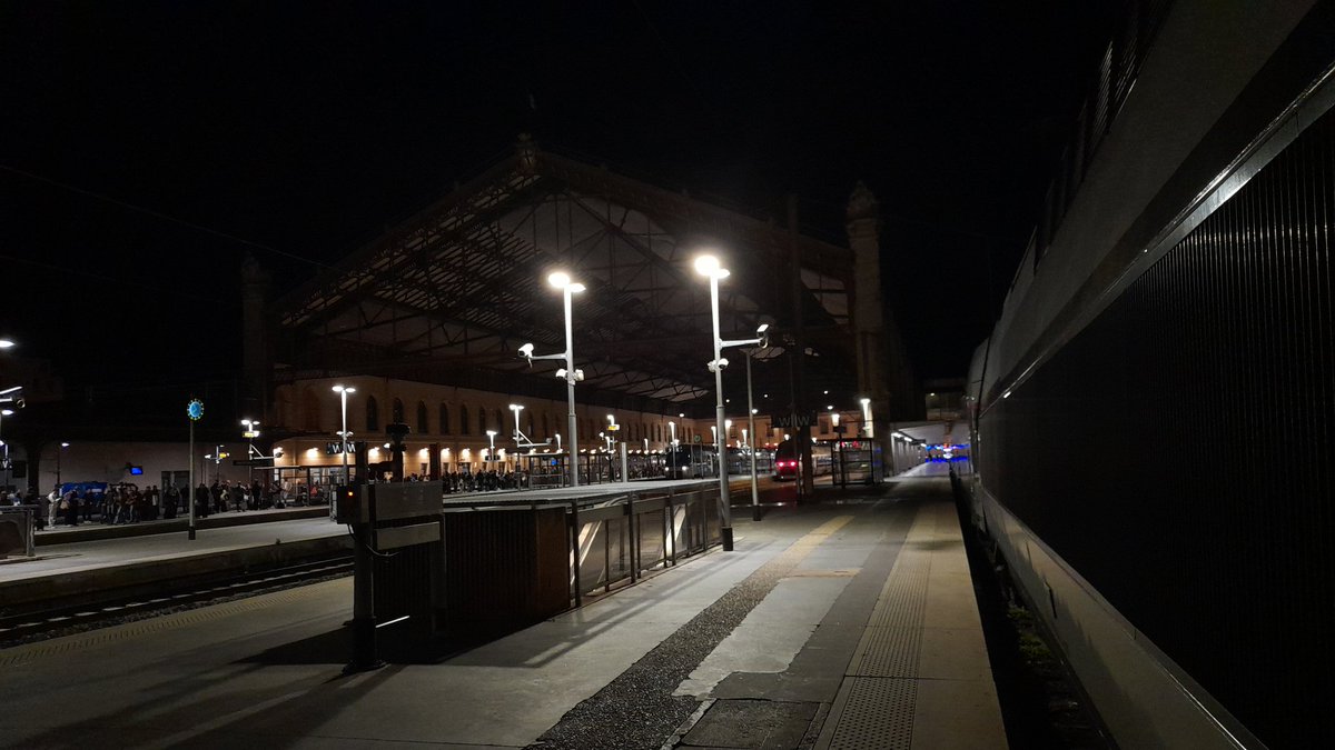 wallygatore07's tweet photo. Aujourd'hui pour éviter defaire attendre plus de 90 min en gare à des clients un train venant de l ouest @Kyoshintankai2 et ses collègues m ont créé une journée pour faire un train origine Lyon pour Marseille pour 300 clients
Et ramener la rame à Lyon à vide.
#sncfvoyageur https://t.co/l1lLkHJKNT