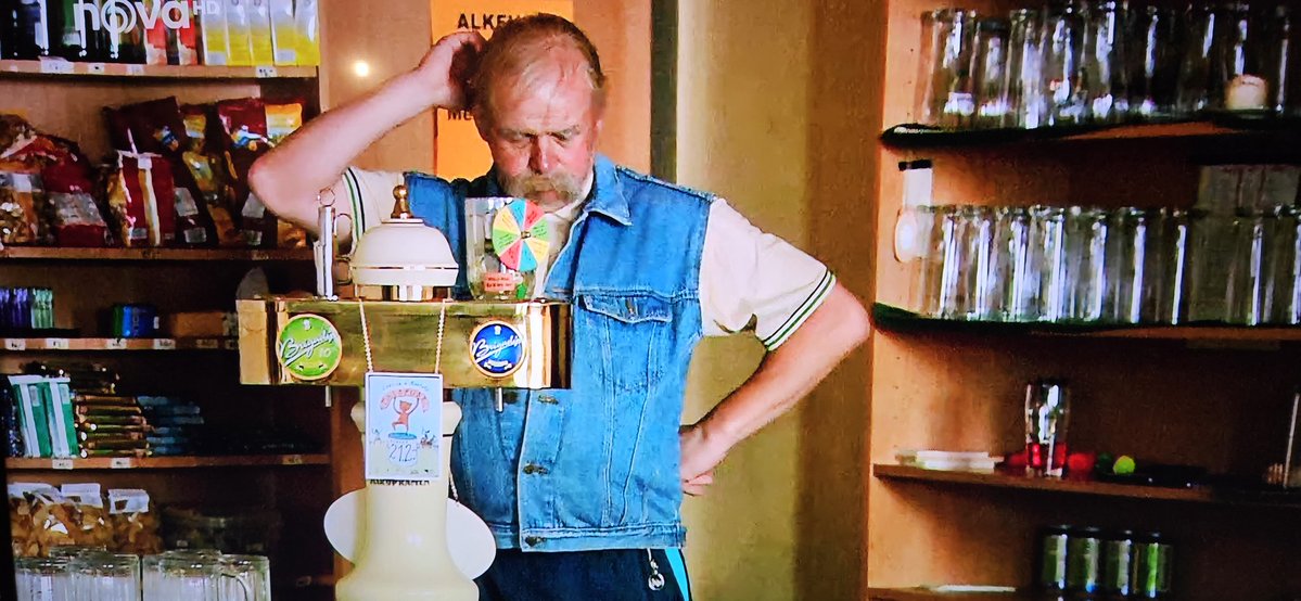 ZdenekStanka's tweet image. Bylo mi dneska let, když jsem si všimnul, že hospodskej v Kostomlatech je maskovanej boss Matějka... 😁

#okresniprebor