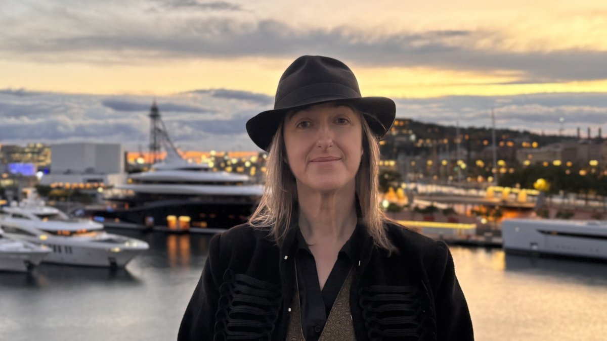 L’autora britànica Frances Hardinge, que participa aquest dissabte al #Festival42 de Gèneres Fantàstics de Barcelona, reflexiona sobre literatura juvenil, el poder del pensament propi i l’honestedat de la fantasia en aquesta entrevista d'<a href="/albamlop/">alba</a> 
nuvol.com/llibres/france…