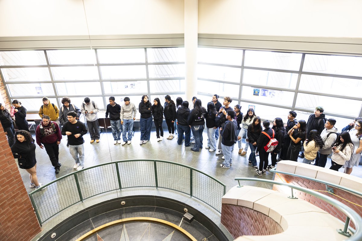 UW's tweet image. Teens in central Washington benefit from a science mentorship and college pathway program created by UW alums like Mickey Ruiz.
Mickey is the first in her family to graduate from college, and her work will inspire others to do the same! #CelebrateFirstGen
washington.edu/boundless/feed…