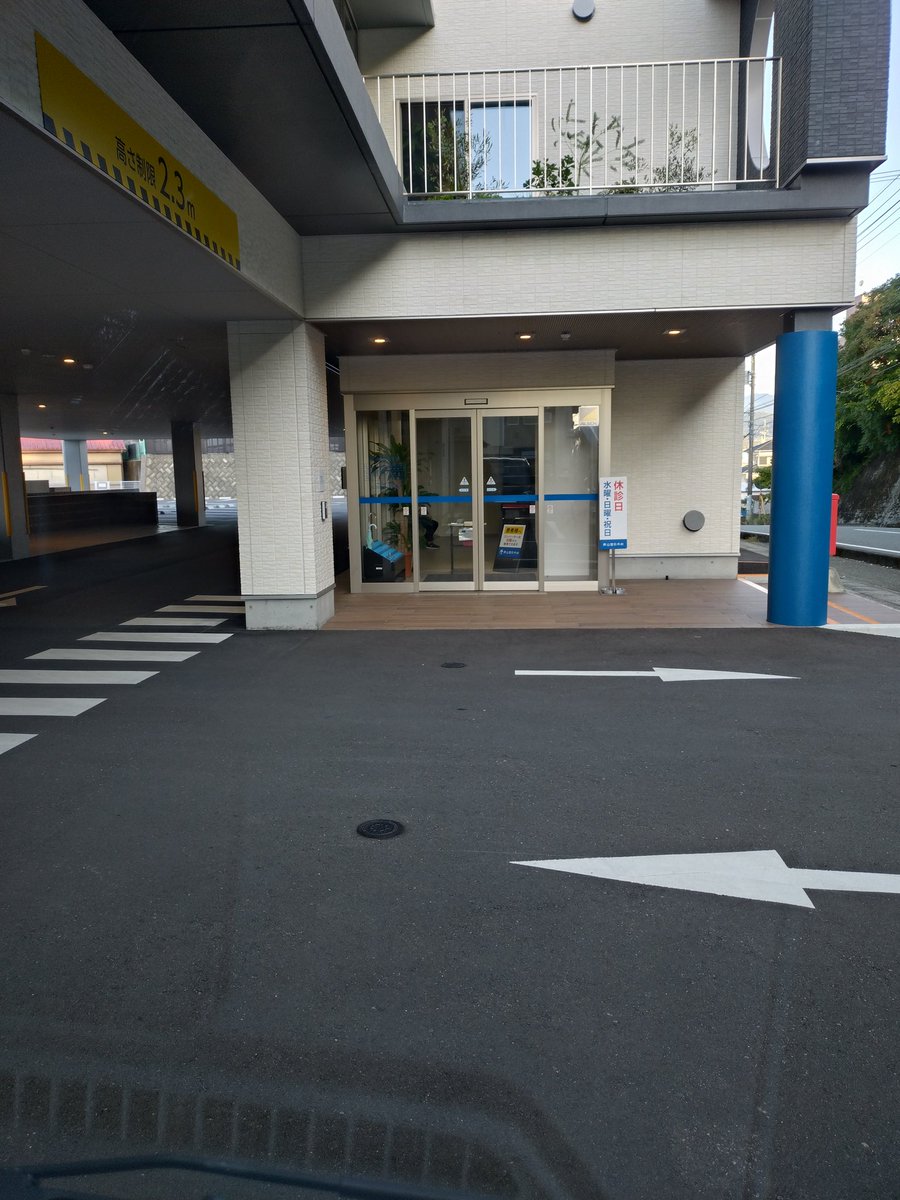 initial33a's tweet image. かなり早起きして、診察の２時間前なのに、順番待ちが３０人にもなっている💧
家から遠いんよ💦
２０分の治療のために４時間以上も待ちたくない。
何とかしてくれ💧