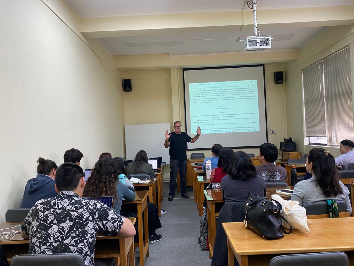 alvardominguez's tweet photo. Un lujo hoy en nuestro magister con nuestro querido amigo Albert Pastor de la Universidad Autónoma de Barcelona https://t.co/NMZ93arHDc