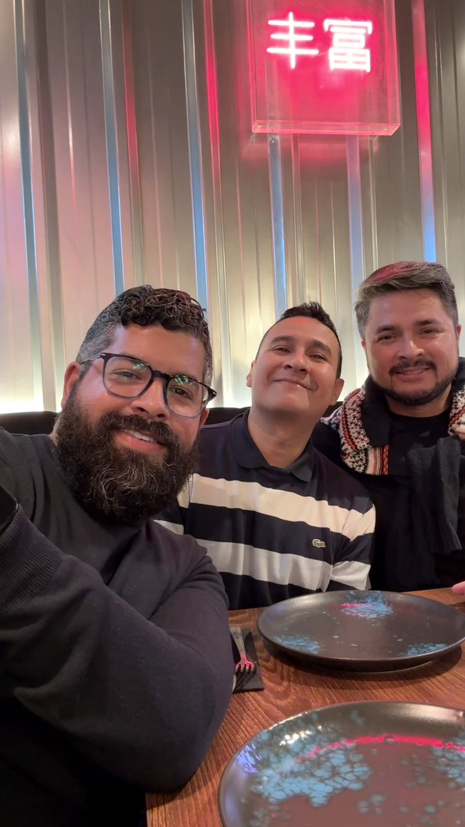 LeninMKT's tweet image. Ser Community Manager es como comer sushi con palillos: Parece fácil hasta que intentas hacerlo tú. 🍣💻 #CommunityManager #SocialMedia