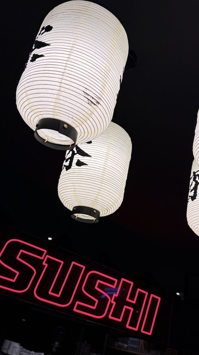 LeninMKT's tweet image. Ser Community Manager es como comer sushi con palillos: Parece fácil hasta que intentas hacerlo tú. 🍣💻 #CommunityManager #SocialMedia